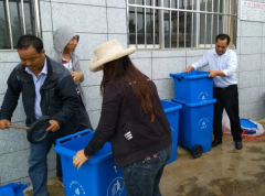 扶贫奉献：捐赠塑料垃圾桶  建设美丽乡村