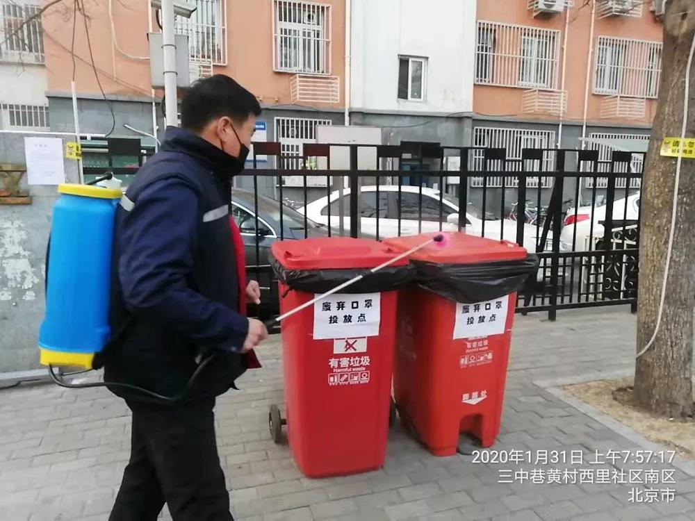 街道塑料垃圾桶