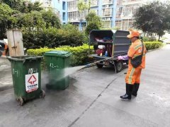 集中清洗垃圾桶 营造良好卫生环境
