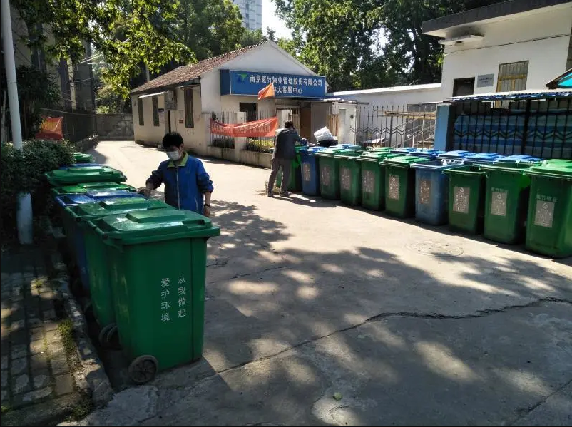 塑料垃圾桶们集体搬家 河南垃圾桶厂家大力相助