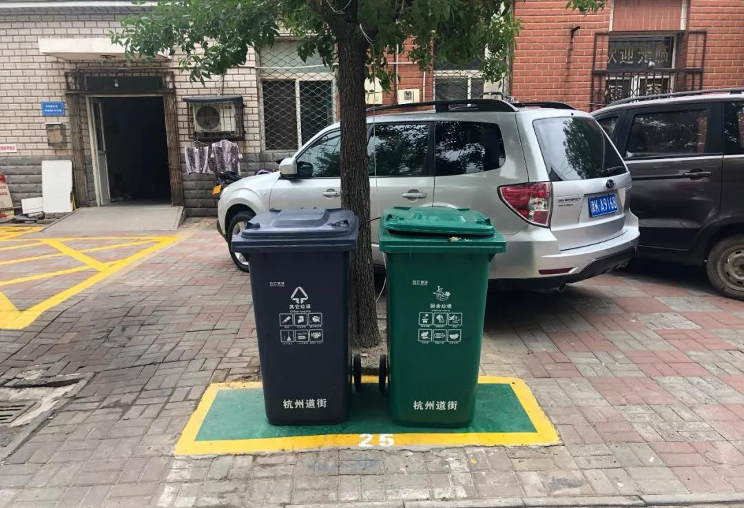 天津文安里社区为小区更换垃圾分类垃圾桶扮靓社区环境
