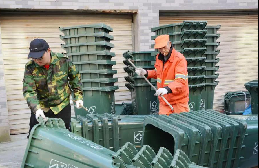 甘肃陇南全城更换垃圾分类垃圾桶 改善城市环境