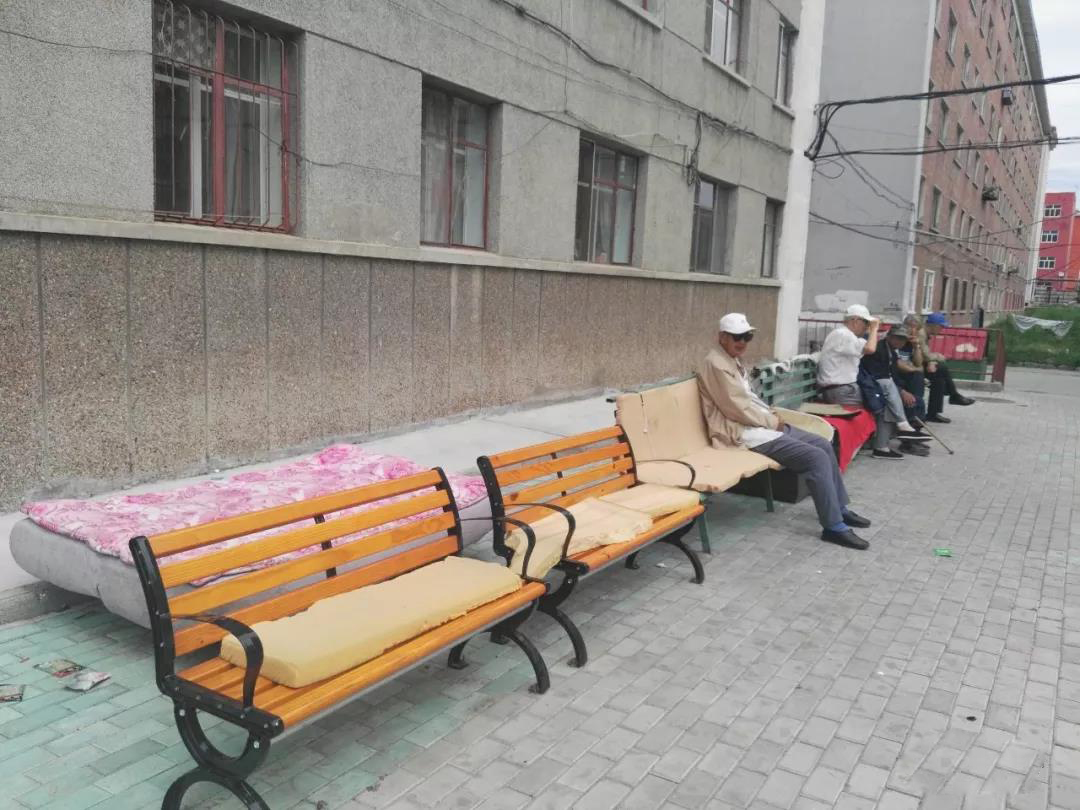 天津觉祥园社区安装玻璃钢仿木型材便民休闲椅