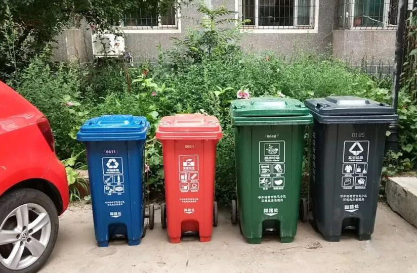 内蒙古呼和浩特人民路街道为老旧小区更换垃圾分类垃圾桶