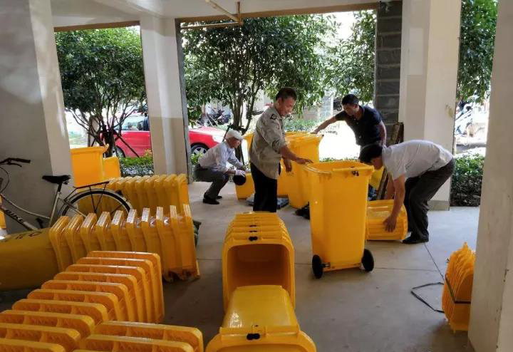 山东潍坊汇文街社区更换垃圾分类垃圾桶维护辖区环境卫生整洁