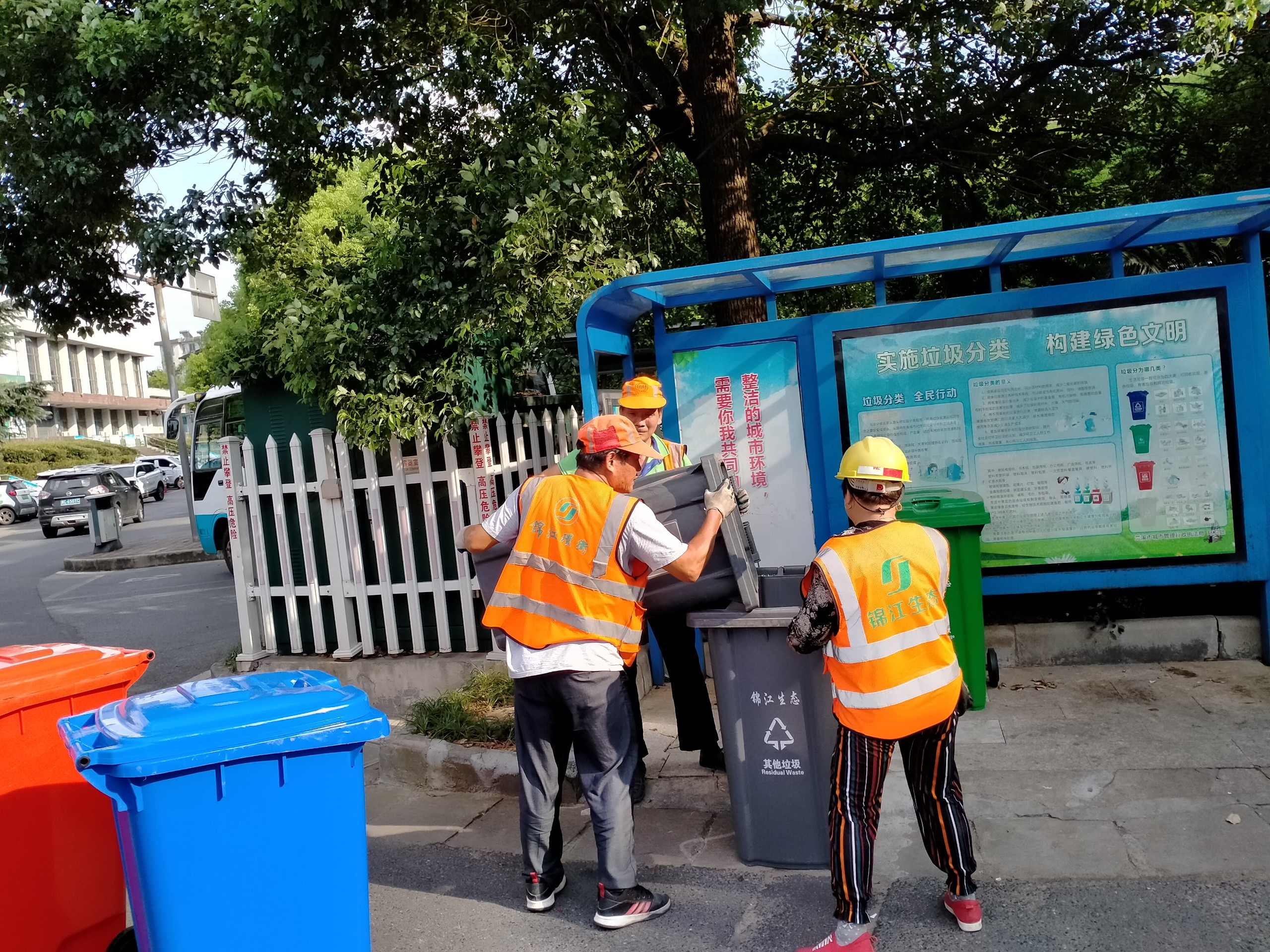 江苏常州永红社区及时更换垃圾分类垃圾桶改善居民生活环境