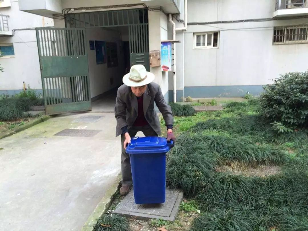 南京水岸康城全面更换垃圾分类垃圾桶共建美丽的家园