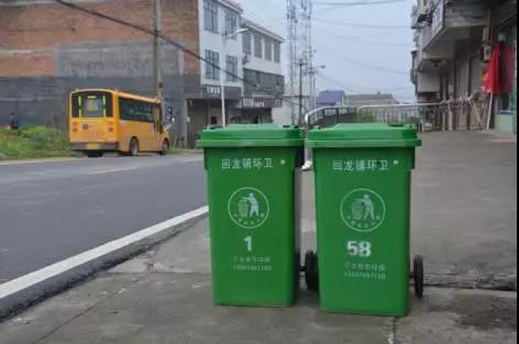 湖南省宁乡市更换垃圾分类垃圾桶维护社区环境的干净整洁