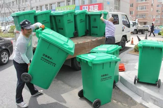 福建南平垃圾分类垃圾桶旧换新 美化城市环境