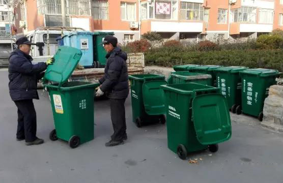 山东威海宏基园物业更换垃圾分类垃圾桶 提升社区“颜值”