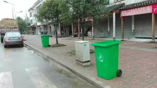 江西景德镇昌江区环卫局更换垃圾分类垃圾桶扮靓市容