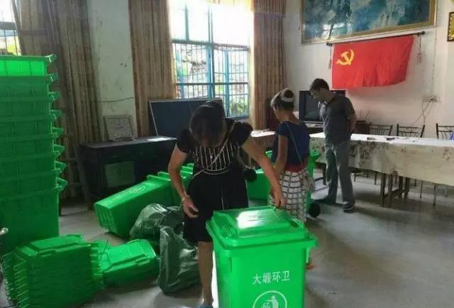 江苏宜春大塅镇更换垃圾分类垃圾桶 提高环境卫生质量