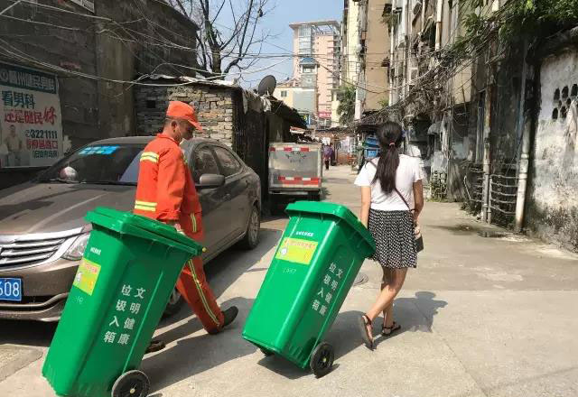 广西柳州西江社区更换垃圾分类垃圾桶扮靓社区环境