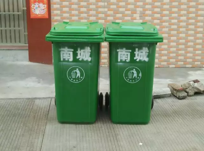 湖南长沙南城社区为破损垃圾分类垃圾桶换上新衣