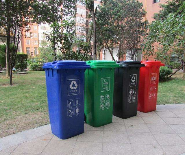 济南湖滨苑小区更换垃圾分类垃圾桶维护辖区环境卫生整洁