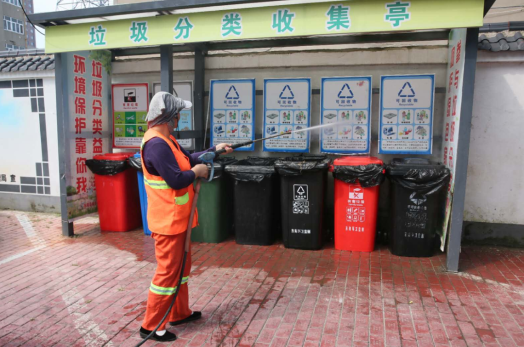 江苏省镇江市环卫处更换垃圾分类垃圾桶扮靓社区环境