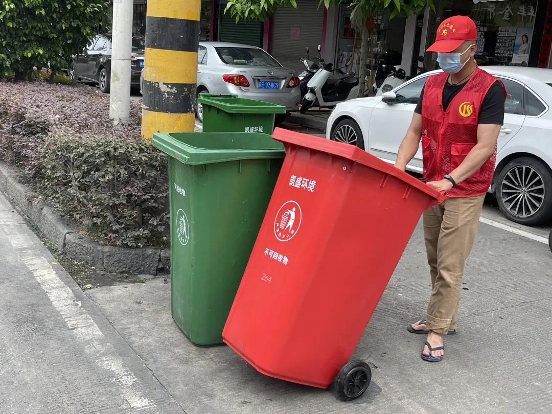 漳州云霄垃圾分类垃圾桶“换新装”，助力垃圾分类新时尚